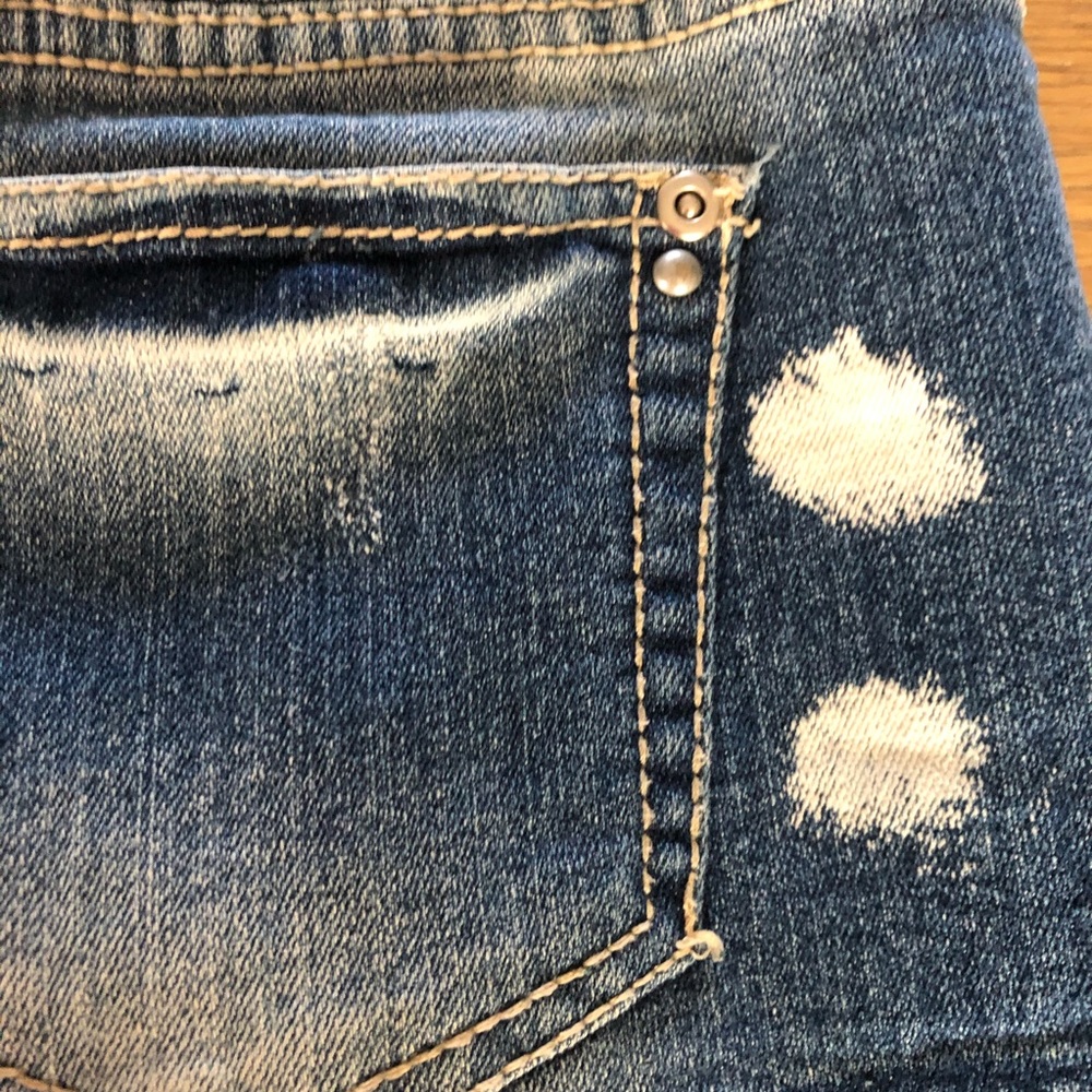 Distressed summer cutoff jean shorts - Picture 4 of 6